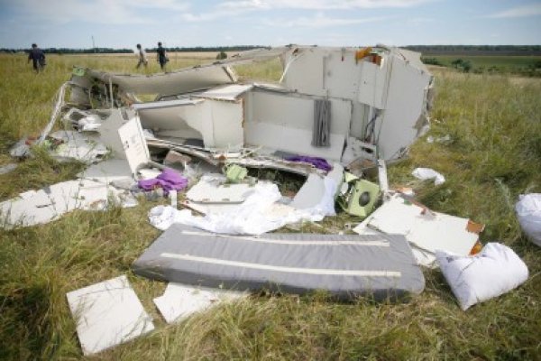 Dezgustător! S-a lăudat cu un rimel furat de la o victimă a zborului MH17